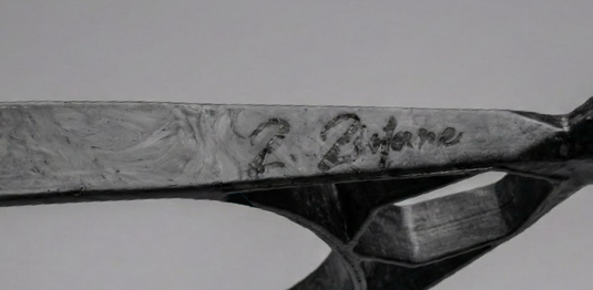 Gravure de signature sur le cadre